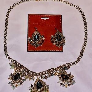 NWT Simply Noelle 2 piece earring/necklace set!